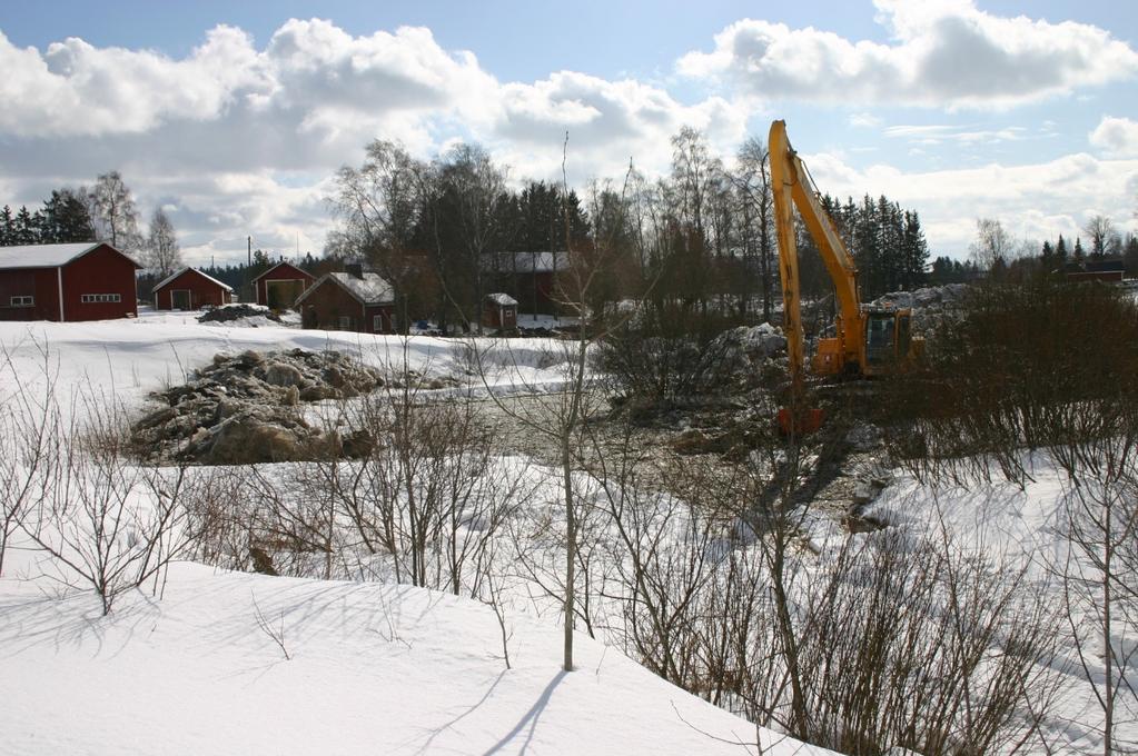 Kokemusten perusteella maan ollessa jäässä tulisi patojen rakentamista välttää.