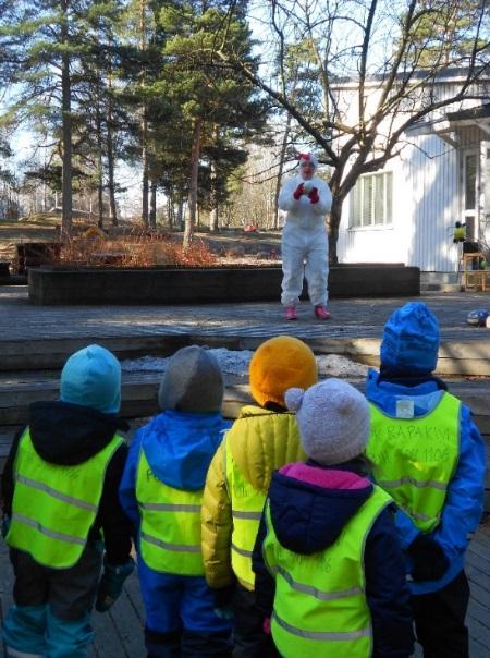 Jos vanhemmilla tai päiväkodilla nousee huoli lapsen hyvinvoinnista tai kehityksestä, otamme vanhempien luvalla yhteyttä kiertävään erityislastentarhaopettajaan, jonka kanssa yhdessä arvioimme lapsen