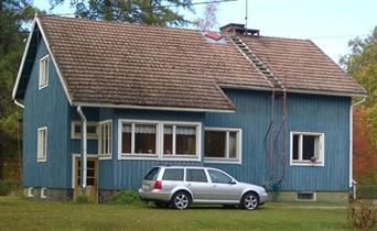 arvokas Entinen Rauma-Repolan 1952 valmistunut piiripäällikön asunto ja pihapiiri, johon kuuluvat hirsirunkoiset navetta, talli-puojirakennus ja sauna 1900-luvun alusta sekä kellari.