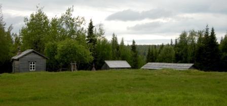 metsätorpparin elämästä menneinä aikoina. Torppa sijaitsee Syötteen erämaamaisemassa. Kokonaisuuteen kuuluu asuinrakennus, navetta, puoji ja sauna.