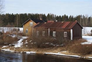 riihi; sauna; vilja-aitta; Yli-Koski; Holapan vanha kantatila on jakaantunut historiansa aikana useaan eri tilaan ja talouskeskukseen.