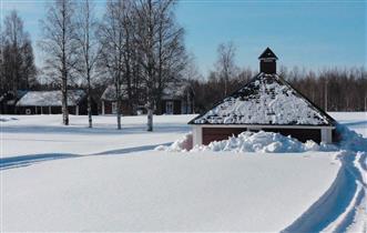 Mannilan pitkänurkkainen, saumarimalla vuorattu ja punamullattu asuinrakennus on säilyttänyt vanhoine kuusiruutuisine ikkunoineen hyvin perinteisen asunsa. Rakennuksessa on vanha umpikuisti.