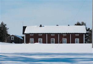 säilyttänyt perinteisen asunsa. Laineen pitkänurkkainen, saumarimavuorattu ja punamullattu päärakennus lienee 1800-luvulta.