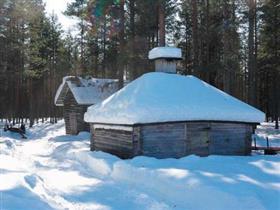 vanhoja talousrakennuksia ja muutoksia kokenut vanha päärakennus. Liikasen vanha päärakennus on siirretyltä rungoltaan tiettävästi vuodelta 1807.