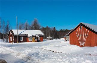 Tupalan vanhempi asuinrakennus on säilyttänyt hyvin perinteisen ilmeensä punamullattuine saumarimavuorauksineen ja kuusiruutuisine ikkunoineen, joissa on kauniisti