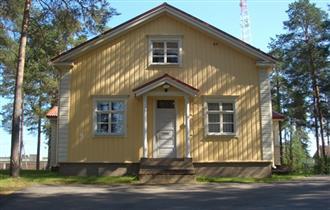 Rakennuksissa on 1920-luvun klassismin tyylipiirteitä. Pihapiiri sijaitsee kauniilla paikalla Kurenalla. historia: Pihapiirin 1929 valmistuneet rakennukset on rakennuttanut Ab Kemi Oy.