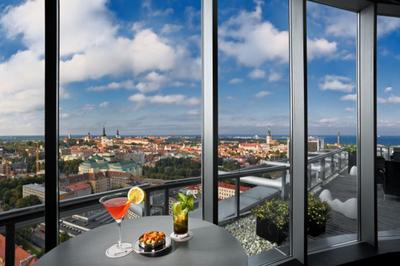 Radisson Blu Sky Hotel ****+ Tämä korkeatasoinen hotelli sijaitsee Tallinnan keskustassa, palveluiden äärellä. Hotellista on lyhyt kävelymatka vanhaankaupunkiin.