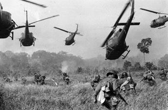 Etelä-Vietnamissa käytiin helikopterisotaa - yli 5 000 helikopteria tuhoutui sodassa (kuvalähde: US Army). Hanoi ja satamakaupunki Haiphong olivat tärkeimmät.