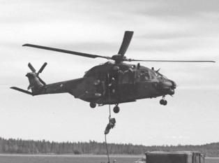 Yleisö pääsi tutustumaan NH-90-helikopteriin sekä laskuvarjo- ja erikoisjääkäreiden kalustoon ja toimintaan.