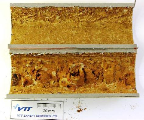 18 Kuva 8. Putken sisäpinta. Vuotokohta putken alemmalla puoliskolla. (9) 7.3.2 Mikroskopiatarkastelu Putken oletetun vuotokohdan stereomikroskooppikuva on esitetty kuvassa 9.