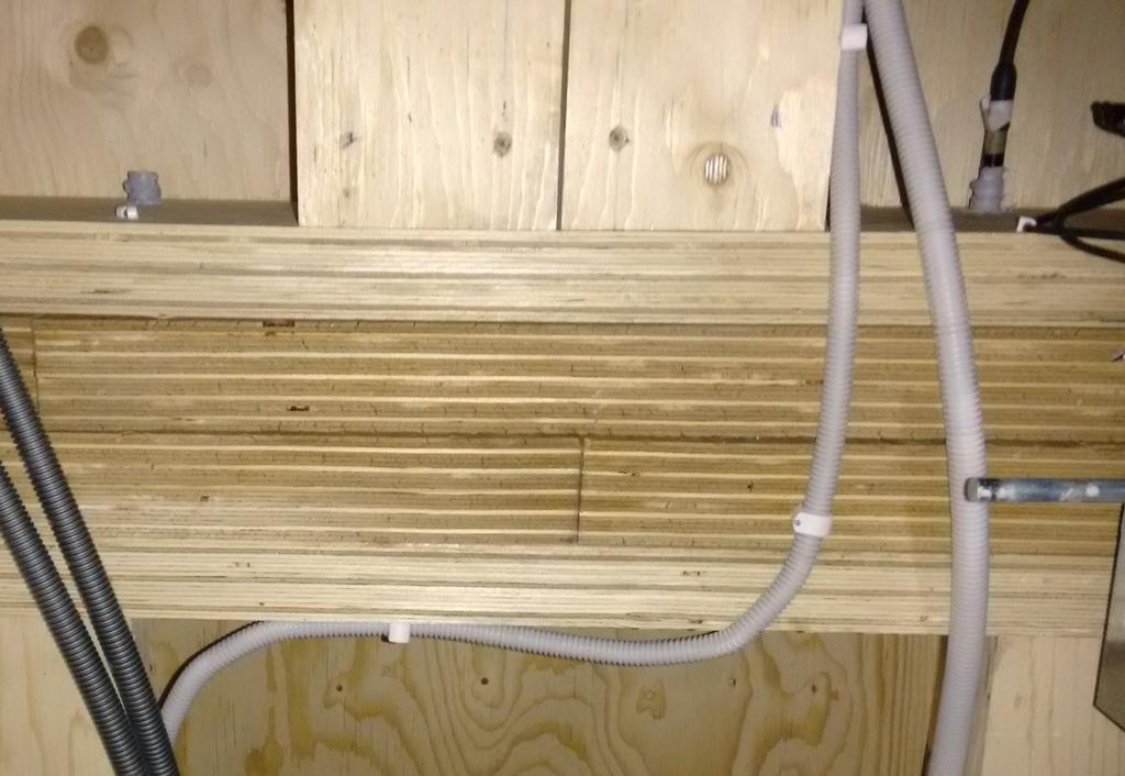 26 Kuva 3.6. Välipohjaelementtien päätypalkit alhaaltapäin kuvattuna toisen kerroksen mittauspisteen kohdalla (12.5.217).