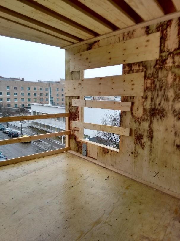 Valumista havaittiin myös välipohjaelementtien päätyjen ja sivujen välistä useissa