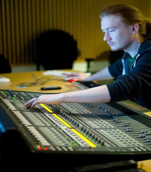 MEDIA-ALAn JA KUVALLISEN ILMAISUN pt Mediapalvelujen toteuttaja Stadin ammattiopistosssa voit valita neljästä osaamisalasta: Audiovisuaalisen viestinnän