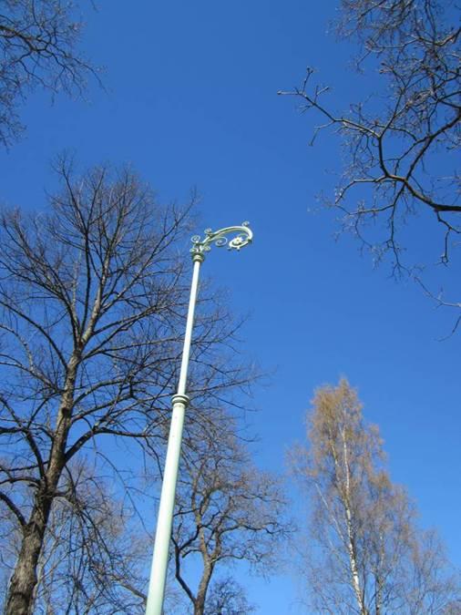 ympärillä olevaa kiveystä/ kiveykselle, vesiaiheelle johtavien