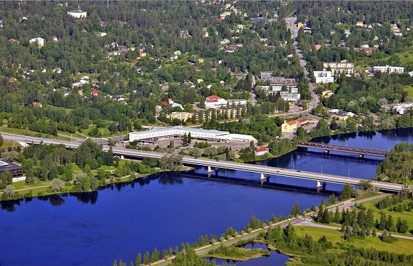 Vanha rautatie ja uusi maantiesilta Mieleeni ovat jääneet Tainionkoskelta sen vanha rautatiesilta. Myöhempää, uudempaa maantiesiltaa ei ollut vielä olemassa minun kouluaikoinani.