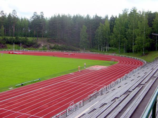 Karhumäen urheilukenttä Tainionkosken yhteiskoulun oppilaat harrastivat yleisurheilua Karhumäen urheilukentällä, joka näkyy olevan vieläkin paikoillaan.