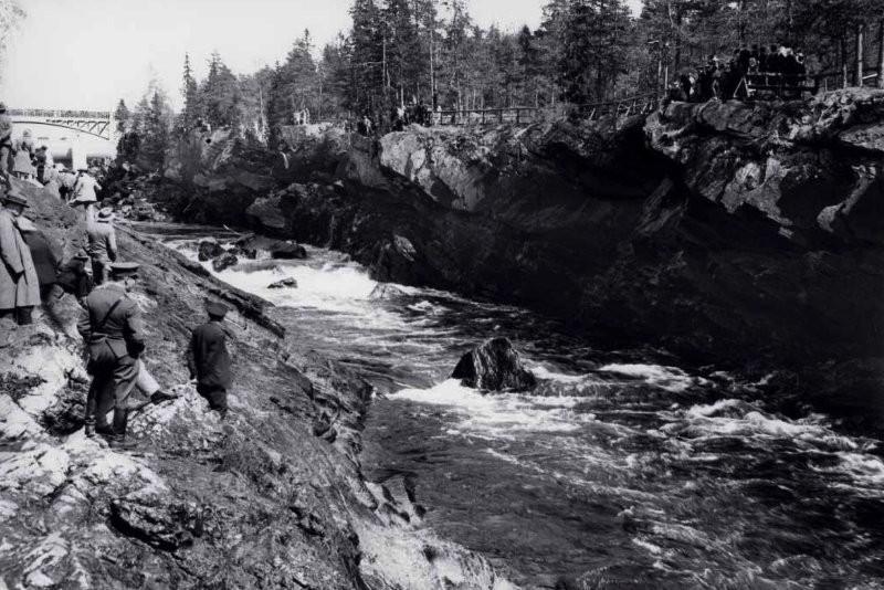 Imatrankosken pato ja ensikertaa tyhjä nuoma Kun ihmiset tulevat katsomaan Imatrankoskea, he näkevät yleensä kuvassa näkyvän padon, ja tyhjän koskenuoman, koska vettä virtaa suunilleen vain pari