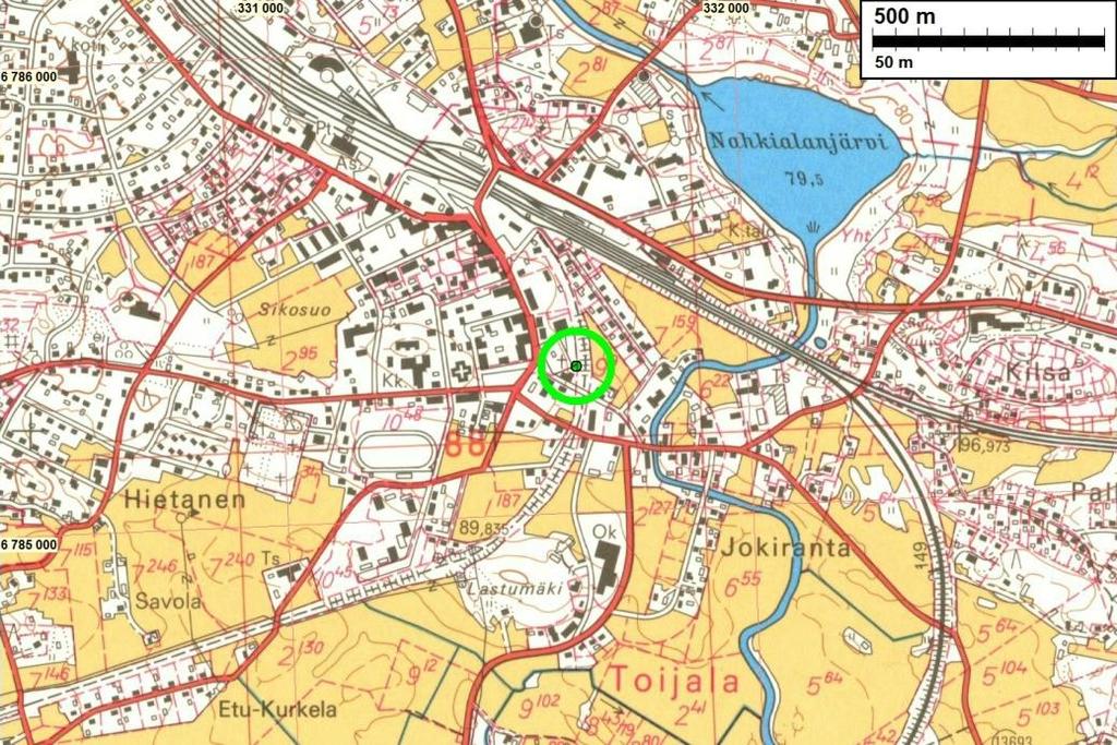 7 Ote vuoden 1976 peruskartasta. Tutkimusalue on merkattu vihreällä pisteellä vihreän ympyrän sisään. Tutkimusalueen vierestä kulkenut junarata on kartan laatimisen aikaan jo purettu.