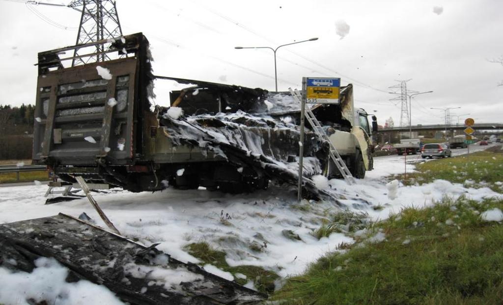 Kuormassa akut, maalit, palavat nesteet, hapot ja kaasupullot