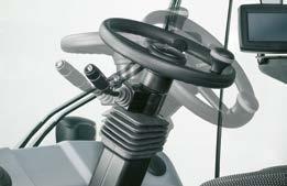 Se otetaan käyttöön vasemmassa kyynärnojan ohjausjoystick'in kytkimellä. Ohjauksen nopeus riippuu joystick'in käytöstä ja ajonopeudesta.