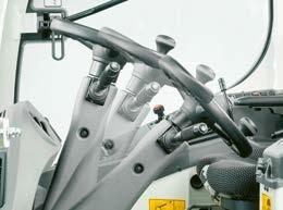 Hallintavipu (A): Hyväksi koettu menetelmä Kuormauslaitteiston kätevä käyttö Hydraulinen esiohjaus joystick (B): Yksilöllisesti määriteltävät käyttömahdollisuudet Komfort- tai näppäinhallinta 3.