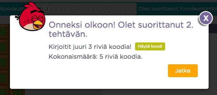 Opettaja näyttää yhdeltä koneelta tai taululta, miten nettiselaimen kautta mennään Koodaustunti.fi -sivustolle.