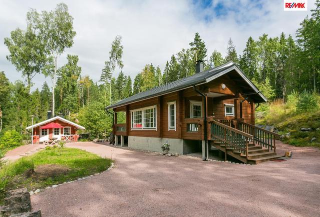 Hirsitalo ja saunarakennus 75m2+15 m2, 90,0 m², Omakotitalo, Espoo, Nuuksio, Nuuksionpää, Ruuhijärventie 19 Kohdetta myy Ihamuotila Minna Myyntineuvottelija, KED Gsm: 0415015721 RE/MAX Classic Sun