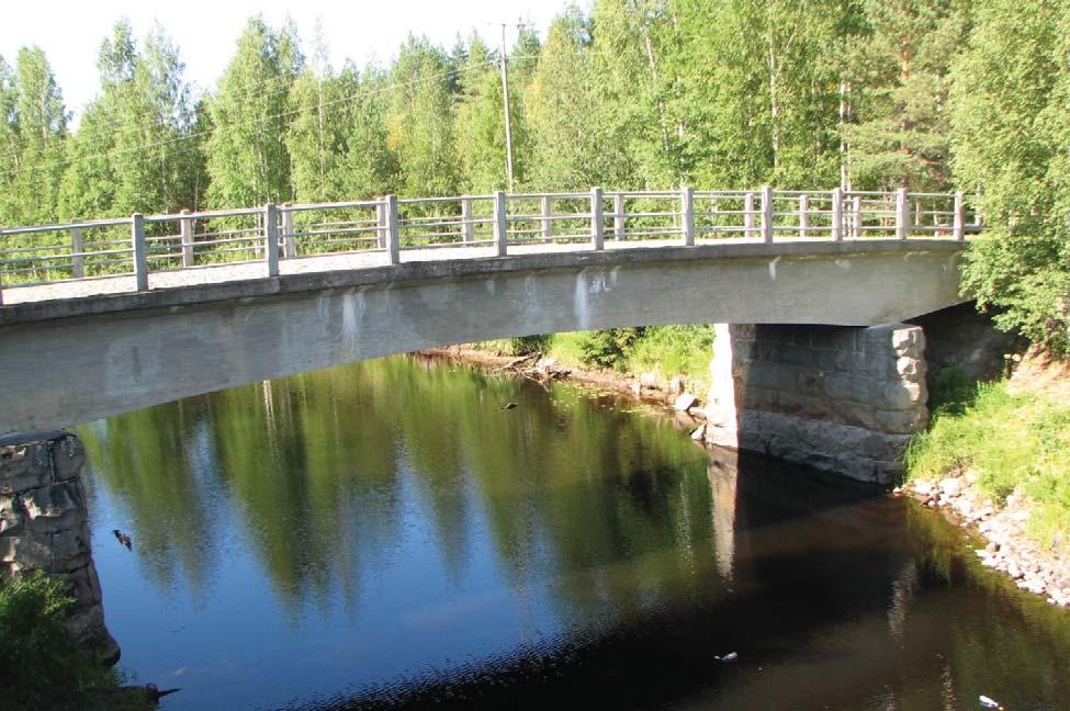 Haarajoen museosilta näkyy hienosti uudelta Haarajoensillalta Silta on siron ja tyylikkään näköinen ja istuu maisemaansa hyvin, mikä on ollutkin sillan rakennusaikana erityisenä tavoitteena