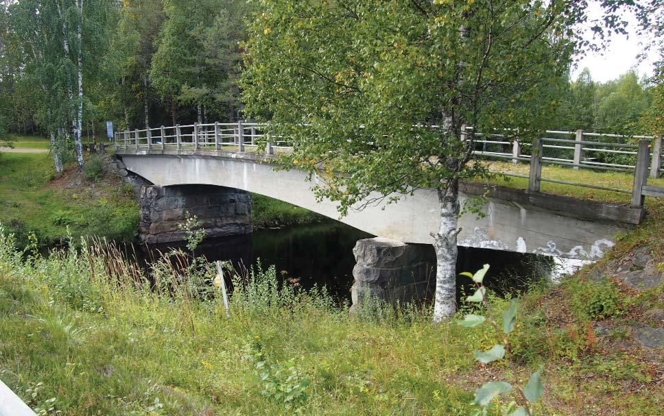 Martti Piltz Sillan ulkoinen asu ei ole kovin paljon muuttunut kymmenen vuoden aikana Kymmenen vuotta sitten sillassa on kalkkihärmää vesivuotojen seurauksena jokseenkin yhtä paljon kuin