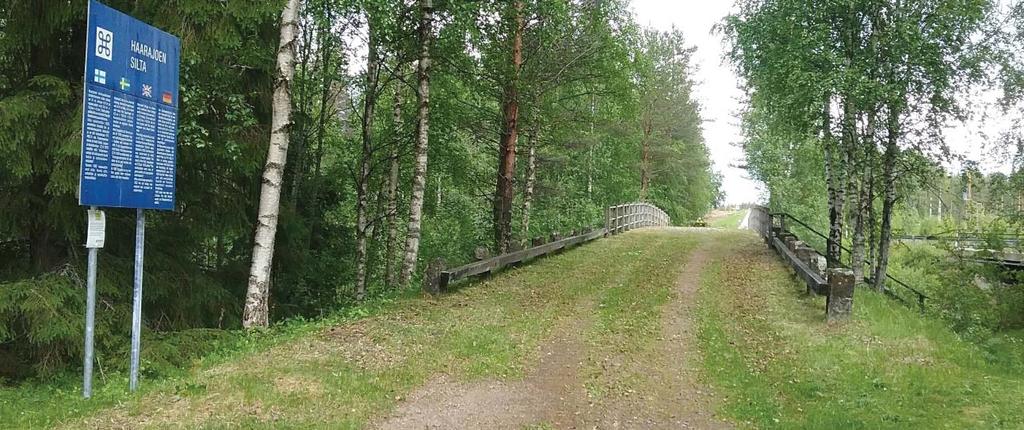 Kuvaparin erot vuosilta 2016 ja 2017 eivät ole kovin suuret, mutta erottuvat Ylimpänä silta ja sen ajopenger vuonna 2016 Opastaulu on hyvällä paikalla ja tekstit ovat asialliset Sillalle johtaa selvä
