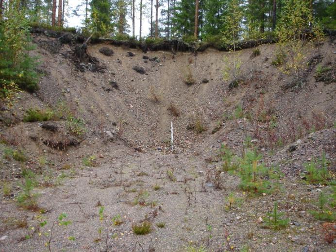 Etelä-Savon kiviaineshuollon turvaaminen 269 Maastokäynti ja alueen kuvaus (Tapio Väänänen) Kylmälän muodostumassa oli pohjoisosassa maa-ainesten ottoalue (40 x 70 m), jossa oli noin 4-6 m korkea