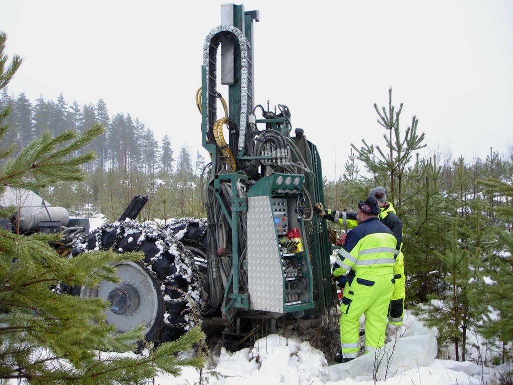 Etelä-Savon kiviaineshuollon turvaaminen 180 Kuva 4. Pohjavesihavaintoputken HP34-2011 asennusta raskaalla kairakoneella 13.12.2011 Myllylammen lievemuodostumalla. Kuva Tapio Väänänen / GTK.