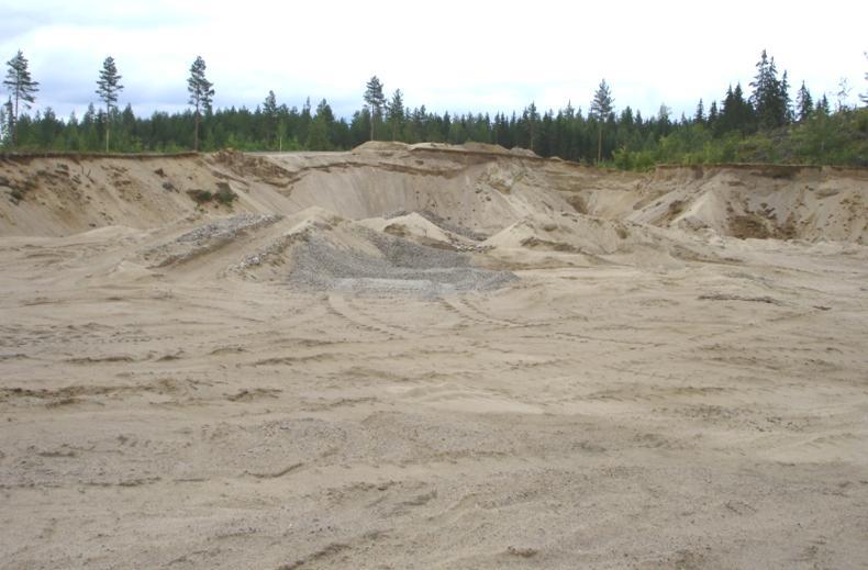 559, KKJ3) pinnasta alkaen 0 1 m hietaa ja 1 4 m hiekkaa. Ottoalueen länsireunalla oli maa-aineksia otettu kallion pintaan saakka.