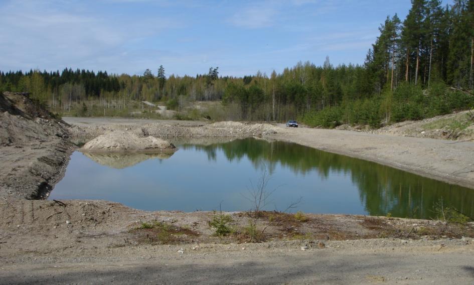 Etelä-Savon kiviaineshuollon turvaaminen 235 Harjukankaan pohjoisosassa maa-aineksia on otettu pohjaveden pinnan alapuolelta (kuva 3).