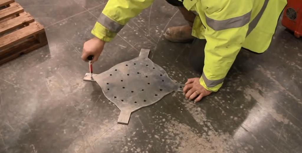 20 Seuraavassa on esitetty Face Consultants Ltd:n esittämästä videosta kuvakaappauksia, kuinka betonilattian kulutuskestävyyden mittaus tapahtuu.