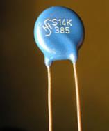 JÄNNITTEESEEN REAGOIVA VASTUS (VDR) VDR (VOLTAGE DEPENDENT RESISTOR), eli varistorin (kuva 16.) resistanssi on riippuvainen jännitteestä. Se reagoi nopeaan jännitteen muutokseen.