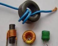 KUVA 34. Säädettävän kondensaattorin piirrosmerkki 2.1.3 KELA(L) Elektroniikan perus komponentteihin kuuluu myös kelat (kuva 34.