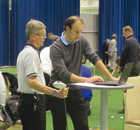 Totuuden hetki. Trackman lyöntianalysaattori kertoo erittäin tarkasti lyönnistä kaiken oleellisen. Konetta käyttää vierumäen pro Tommi Stude, oppilaana Heikki Halkonen.