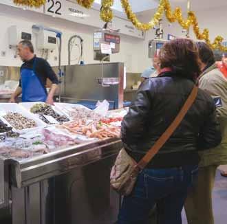 Aito espanjalaiseen tapaan ravintolat aukesivat illalla klo 20.30 ja espanjalaiset itse söivät vasta klo 21 jälkeen. Tapas-paikoissa viinilasin hintaan kuului tapas-annos.