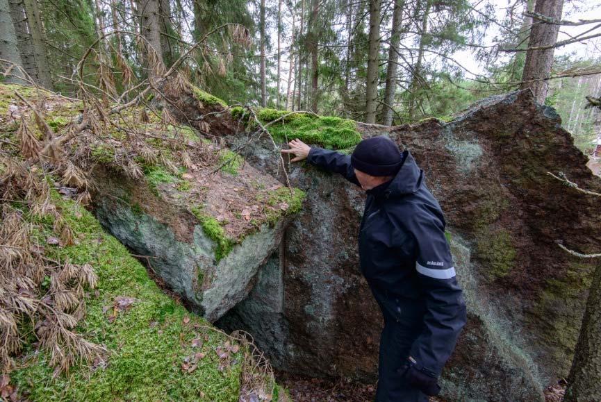 Kyseessä ei voi olla esihistoriallinen röykkiö, koska se sijaitsee aivan rannan tuntumassa. Luultavasti kivikasa ja kaivanto liittyvät louhimon toimintaan.