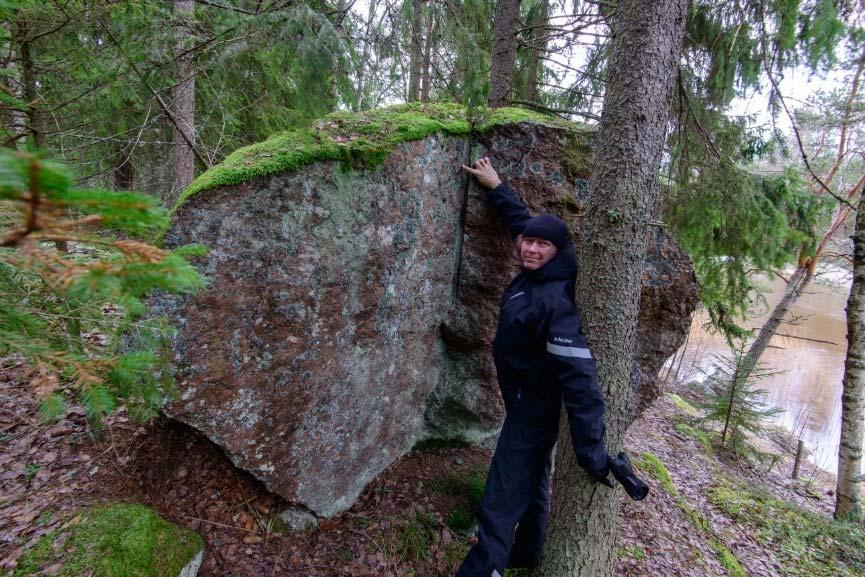 Metsässä on kaksi isoa lohkaretta, joissa on poranjälki, noin 25 metrin etäisyydellä toisistaan. Kivilaji näissä on graniitti, joka oli yleisin rakennuskivi 1700 luvulta 1900 luvun alkuvuosikymmeniin.