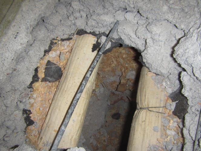 Asbesti on putkea vasten, pahvieristeen alla. Putkien määristä ei ole tietoa, määrät voidaan tarkistaa alkuperäisistä lämpöjohtokuvista. 3.2.