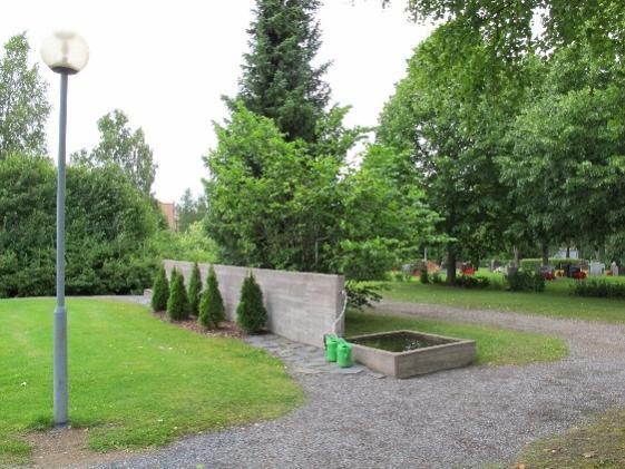 Muistolehdon betoniseinämään lisättiin Eero Kökön ehdotuksesta risti, liuskekiviosa seppeleille tai kynttilöille sekä istutuksia vuonna 1995.