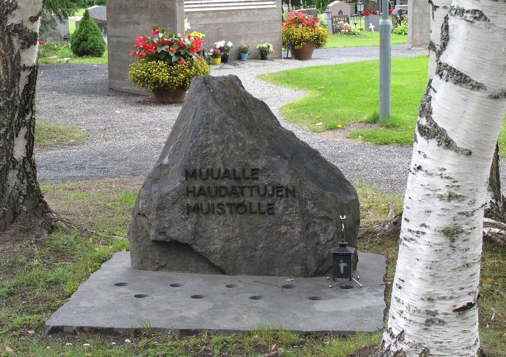 Muualle haudattujen muistokivi 2012 Muualle haudattujen muistomerkki 2012 HISTORIA Muistolehdon suunnitellut opettaja Eero Kökkö ehdotti suunnitelmassaan 1995 Muualle haudattujen muistopaikaksi