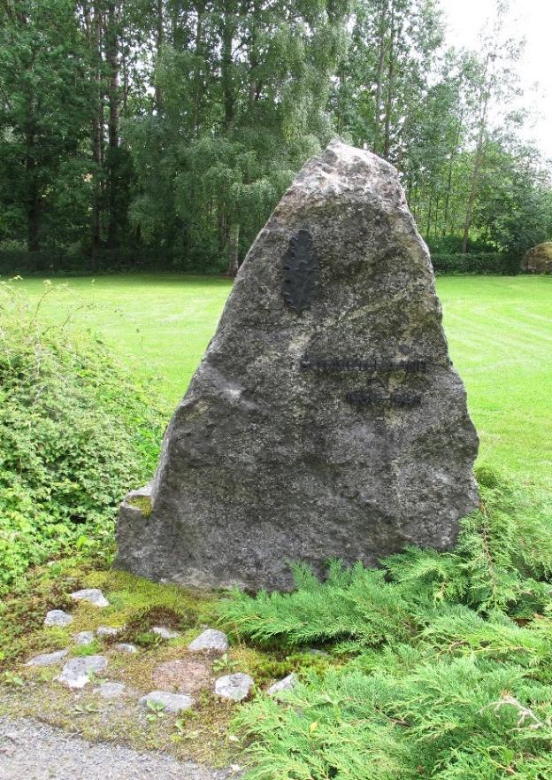 KUVAUS Muistokivi on kolmion muotoinen luonnonkivi. Muistokiveen on lisätty teksti "Sotaveteraanit 1939-1945" ja metallinen tammenlehvä, sotaveteraanien tunnus (kts.lisätiedot).
