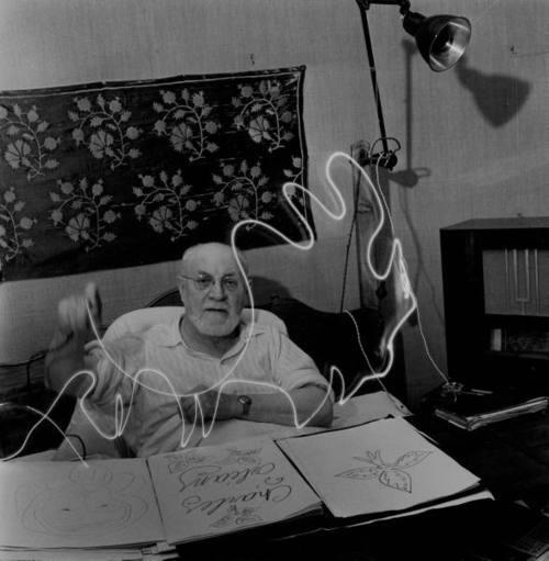 KUVA 37 Henri Matisse valomaalaamassa, 1949. Kuvaaja tuntematon.