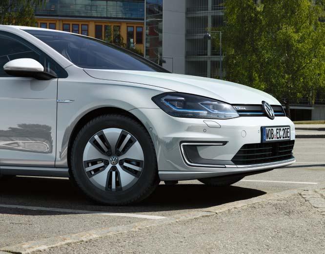 01 Futuristinen mutta silti tuttu ja turvallinen: Volkswagenin e-muotoilu lisää tyypillisten sinisten elementtien ulkomuotoon monia tyylikkäitä kohokohtia, jotka tarjoavat e-golfiin paljon muutakin