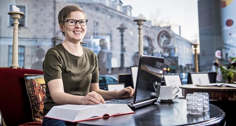 Kääntäjä Jenni Pakulan työtilanne ja tulot vaihtelevat kuukausittain. Työttömistä puhutaan usein laiskoina ja käskytettävinä.