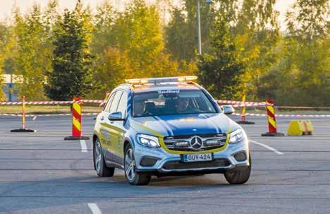 TURVA-AUTO Kilpailun sihteeri ja johtaja: Jenni Kuisma ja Kaisa Hulkkonen. Nuoret naiset enteilevät jatkuvuutta! Lisma ja Kyröläinen jännittivät Mesen kallistuksenvaimentimia Ideaparkilla.