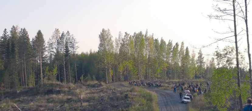 RALLY COCKTAIL Hyvin oli tieto ykkösen paikasta kiirinyt kabiineihin tai sitten paikkaan tulossa joutui jo jarruttamaan valmiiksi, sillä vauhdit eivät mutkaan riittäneet, eikä tilanteita juuri ollut.